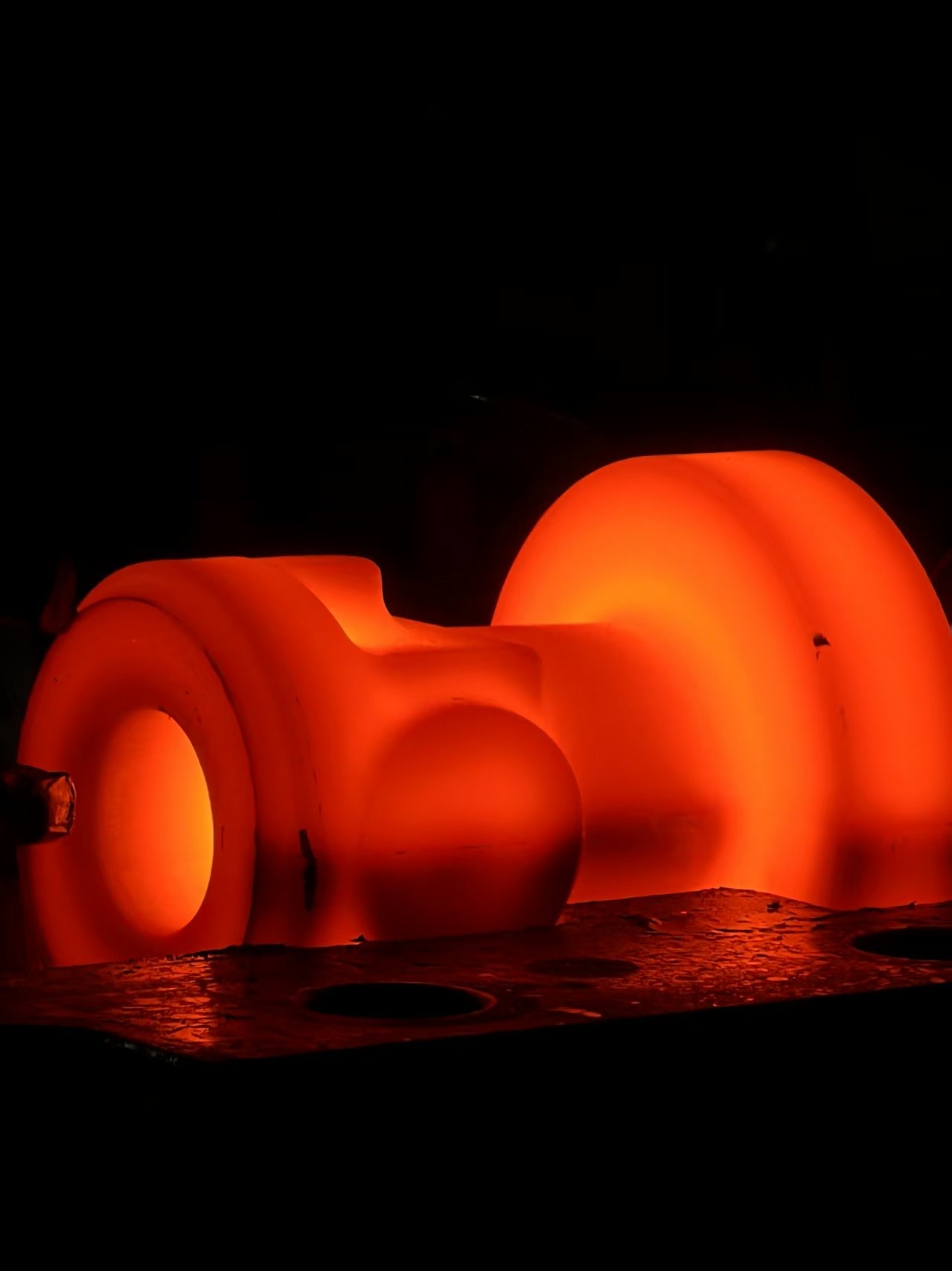 Red-hot 825 forging