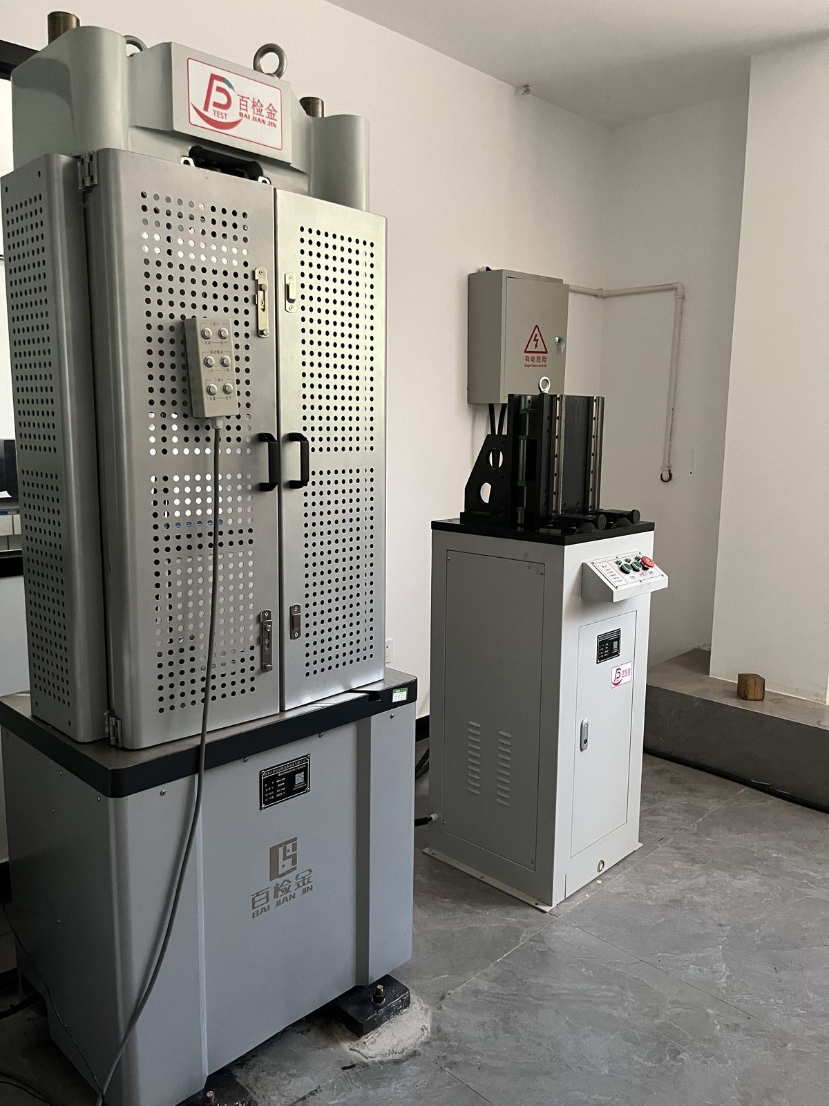 Servo-hydraulic universal testing machine performing a tensile test
