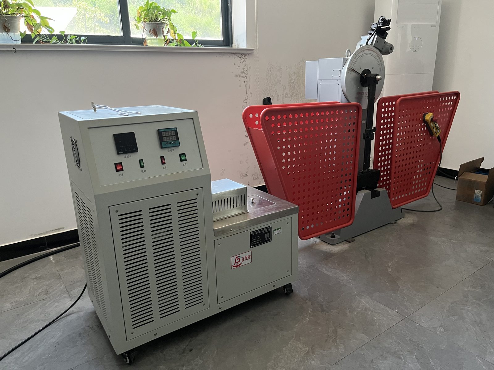 Automatic impact testing machine for Charpy tests