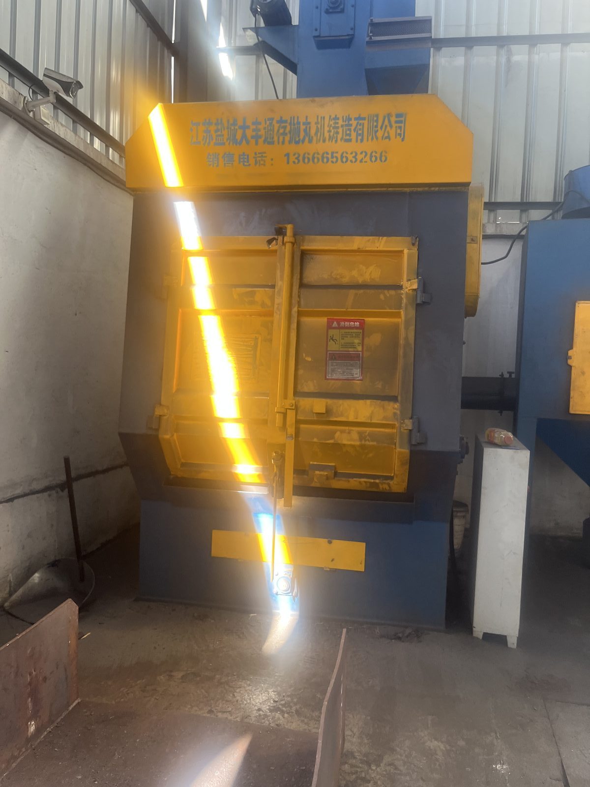 Shot blasting machine cleaning the surface of forged parts